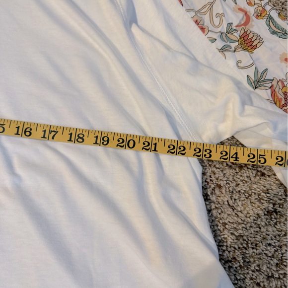 Beyove brand Size XL white with floral sleeves. - Picture 5 of 7